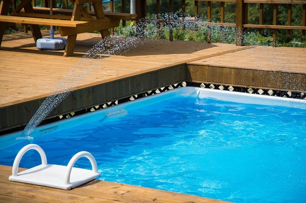 Combien de temps faut-il réellement pour remplir une piscine ?